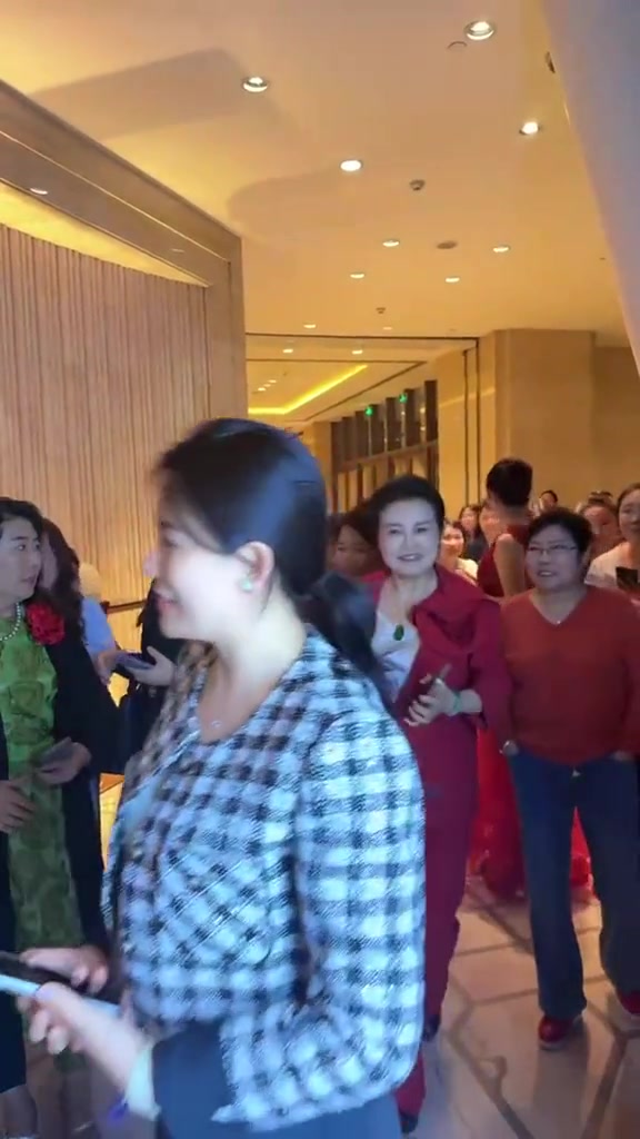 观众热情高涨，现场气氛热烈到极致的简单介绍