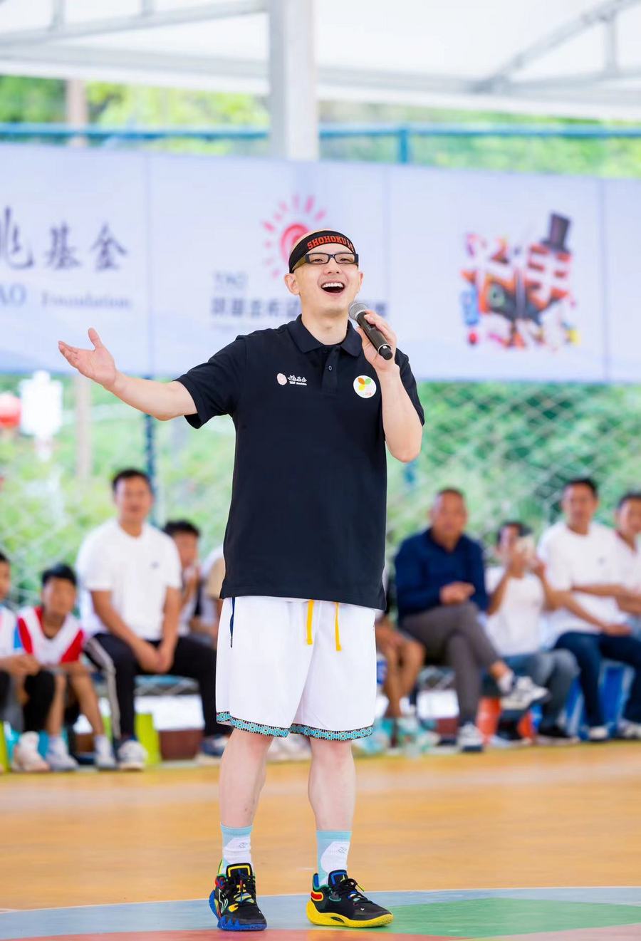 篮球赛场举行慈善活动，传递正能量的简单介绍