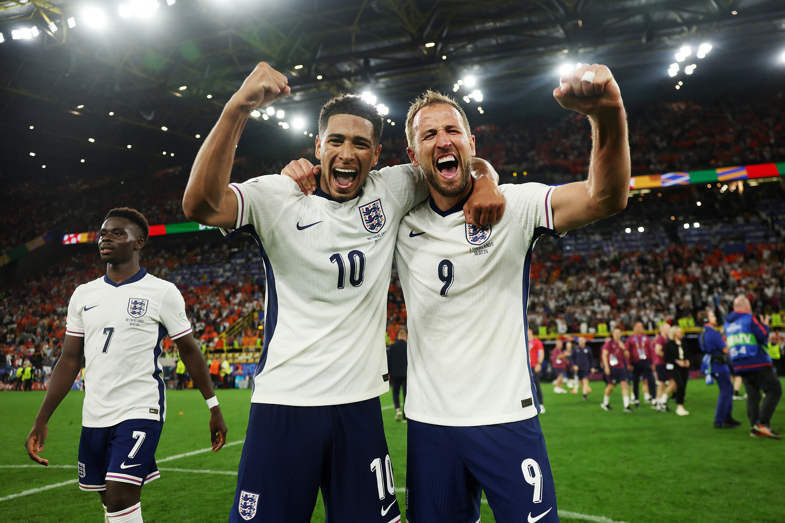 英格兰遭遇匈牙利反扑，比赛激烈