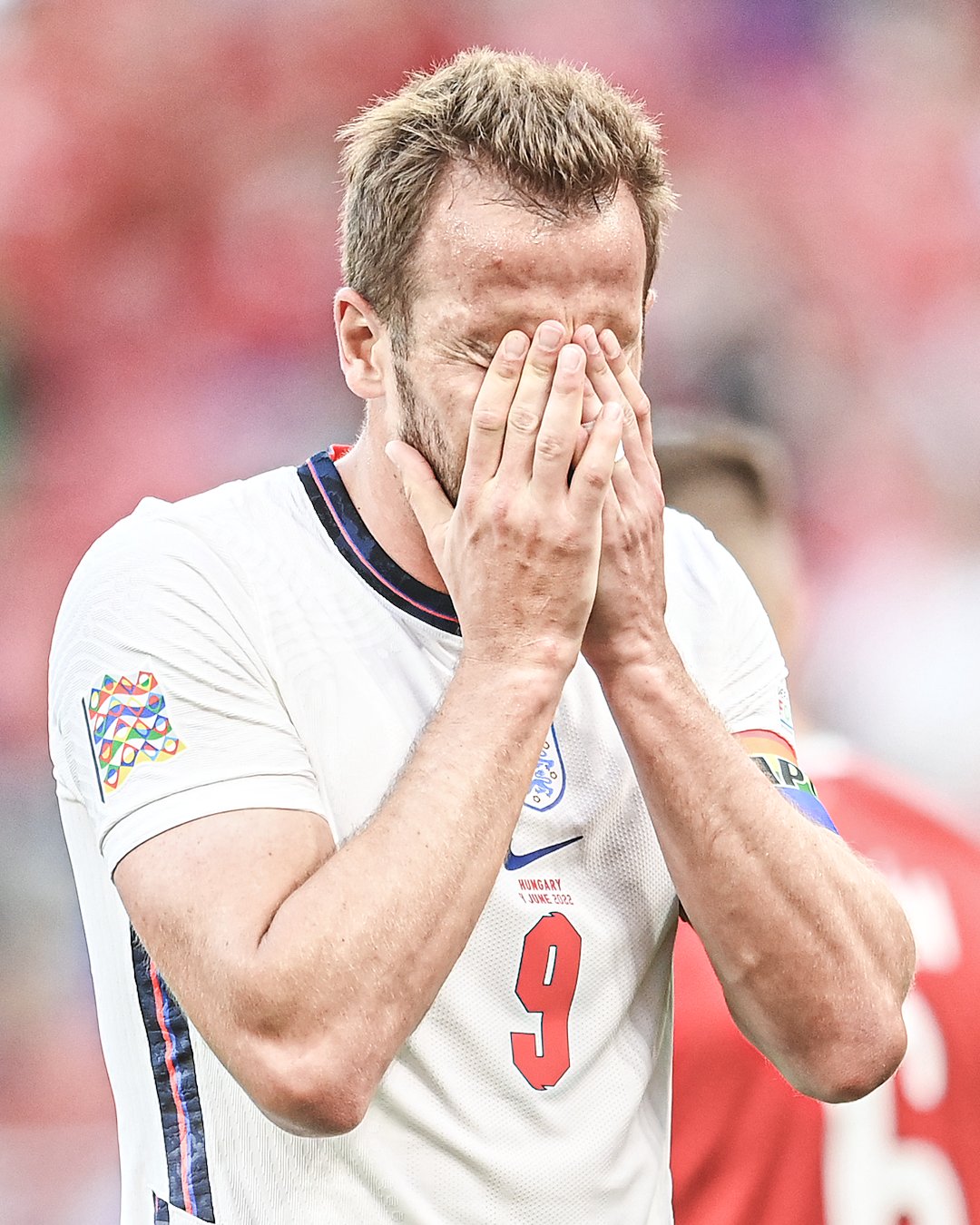 英格兰遭遇匈牙利反扑，比赛激烈