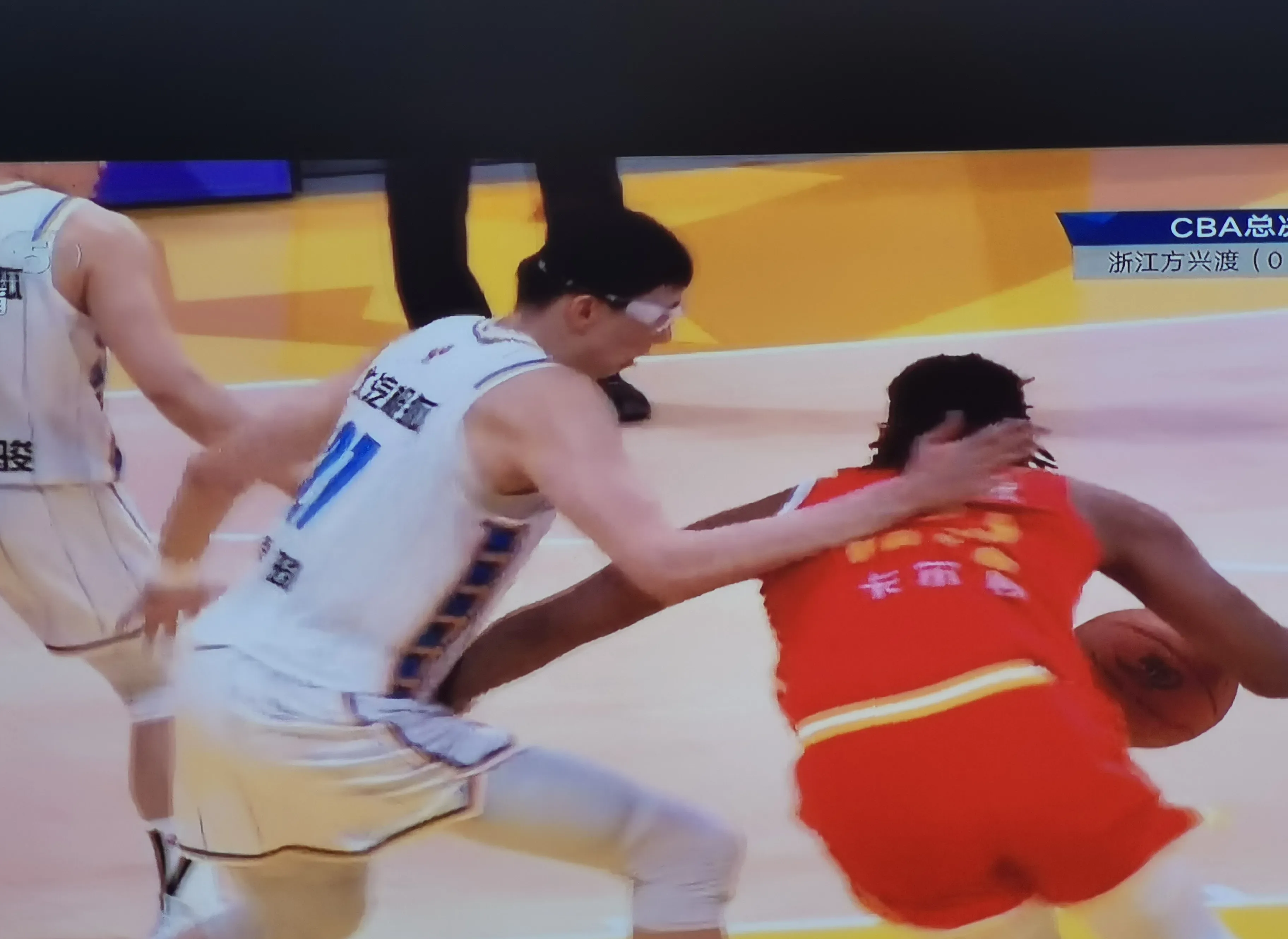 战术失误！球队防守漏洞暴露