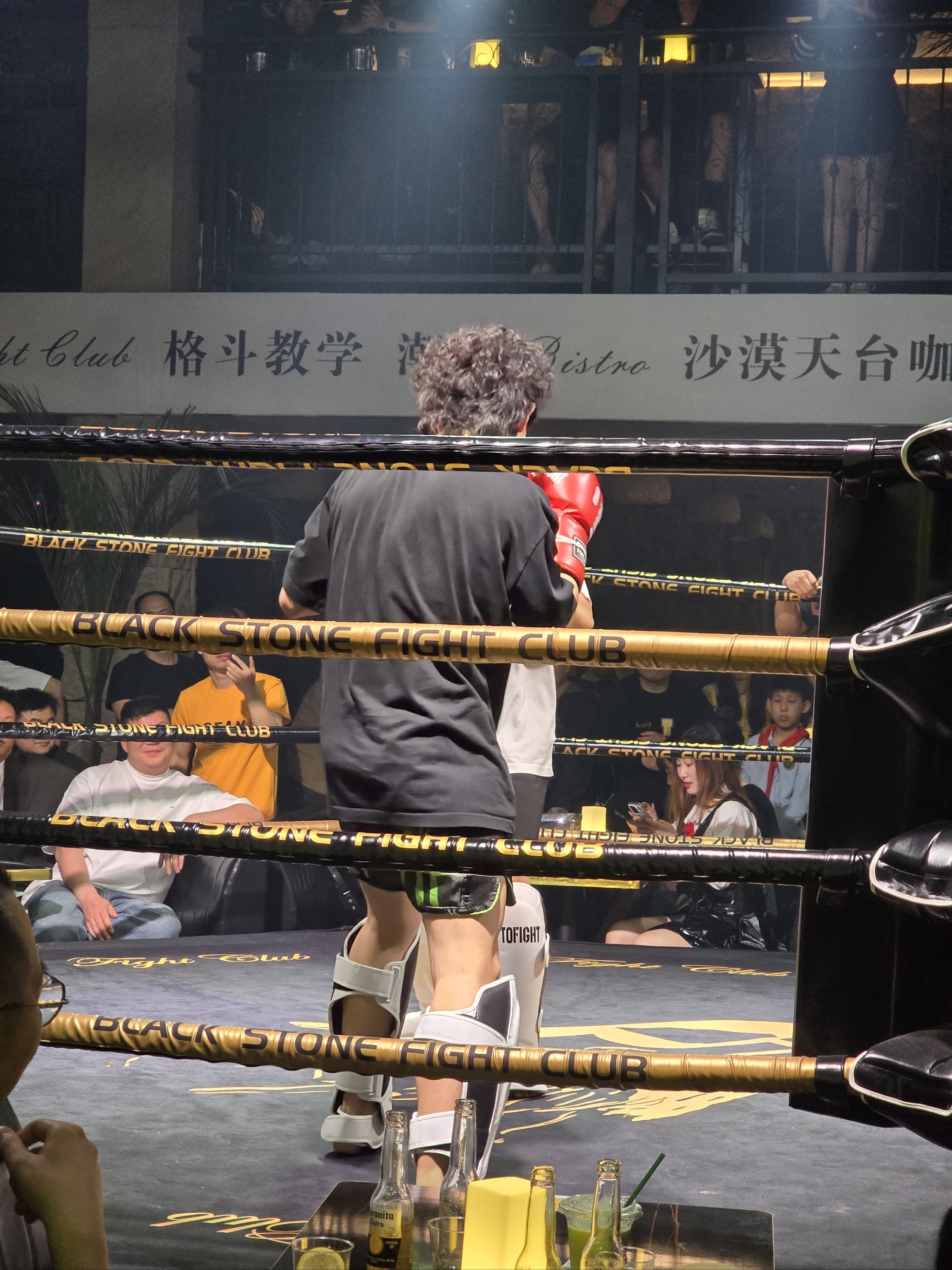 巴基斯坦选手在拳击赛场上精准打击