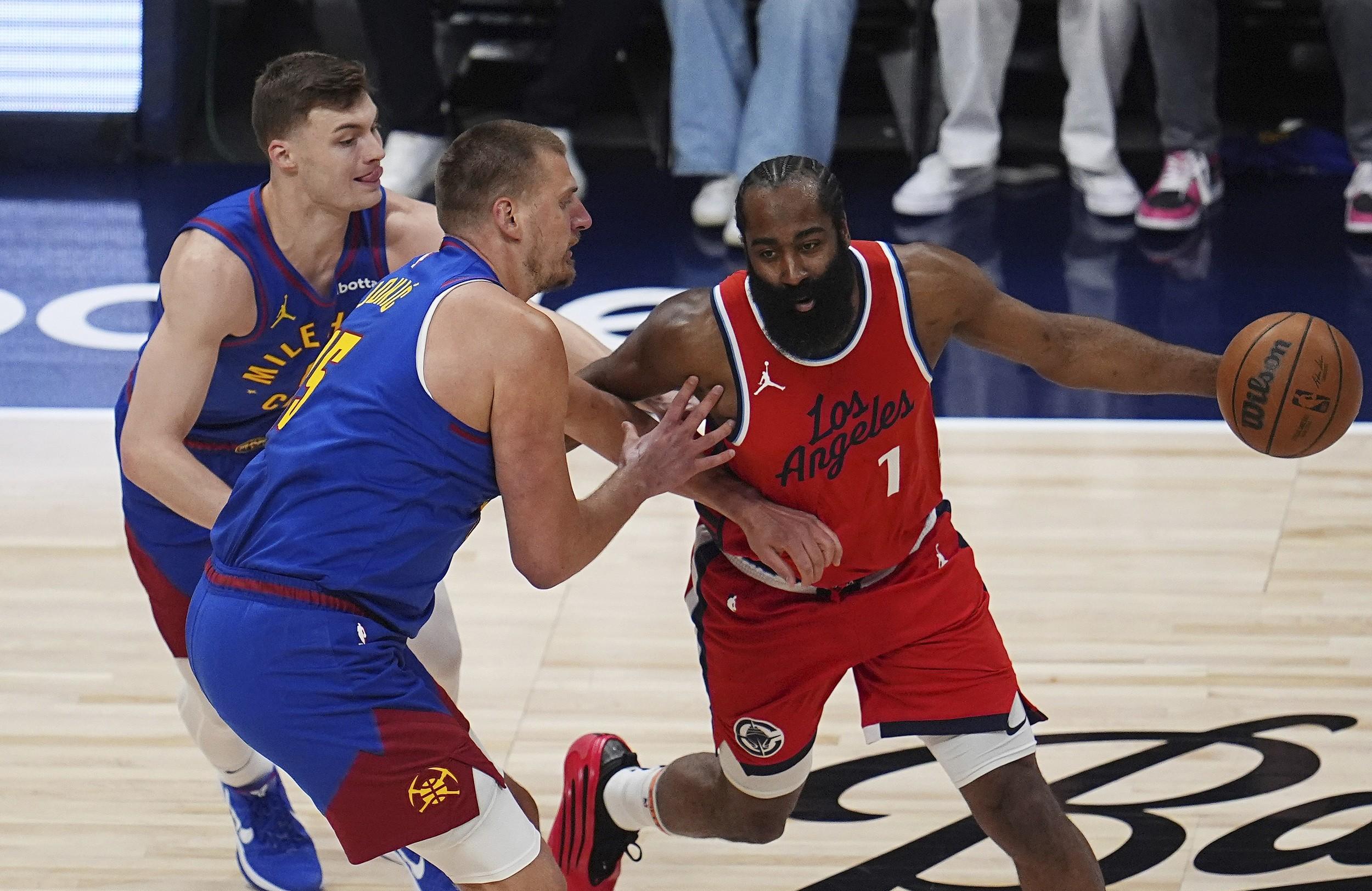 爱游戏地址-雄鹿遭遇突袭失利，东部格局生变