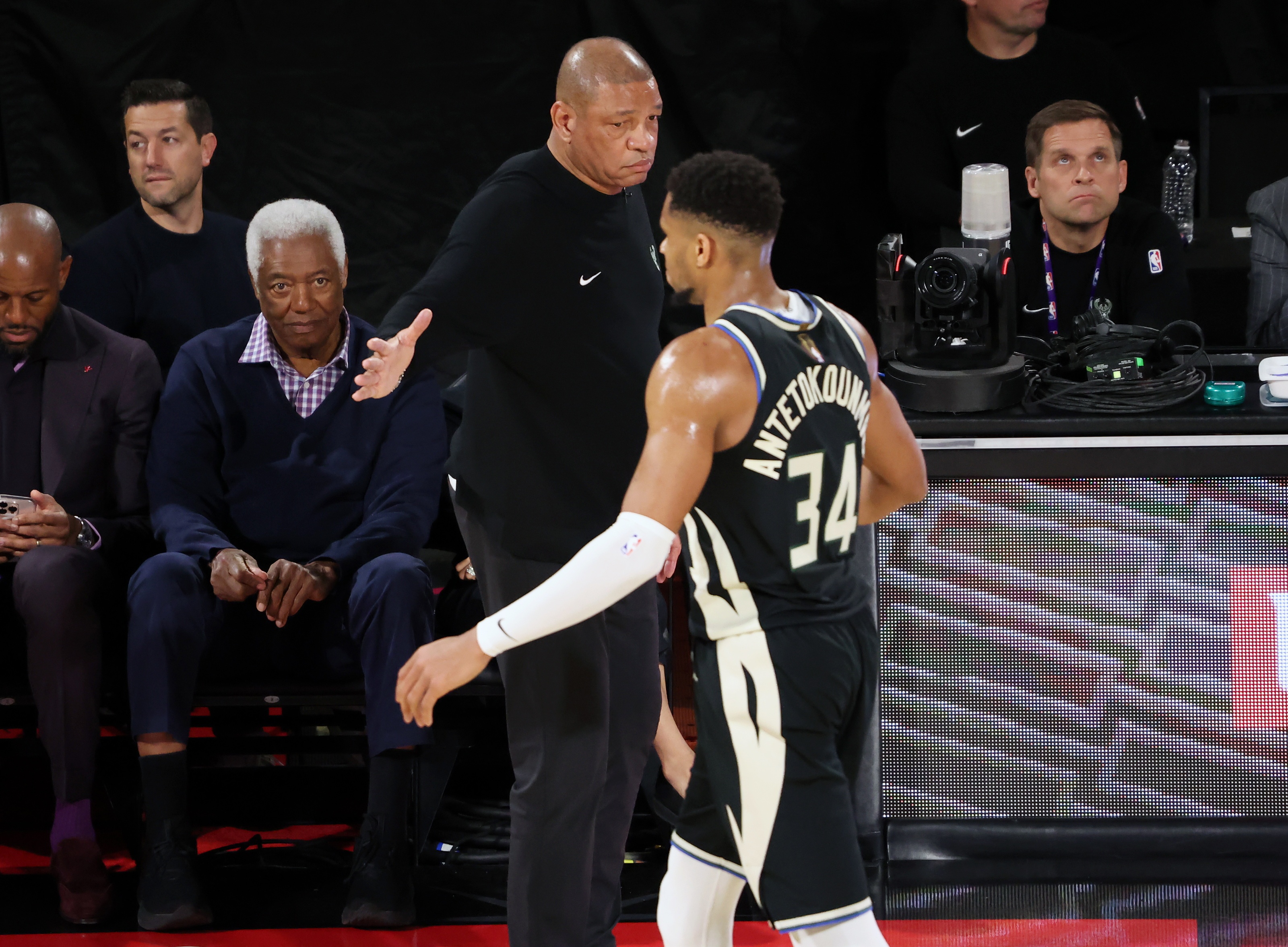 雄鹿射手发威,西部与季后赛资格岌岌可危 雄鹿射手发威,西部与季后赛资格岌岌可危