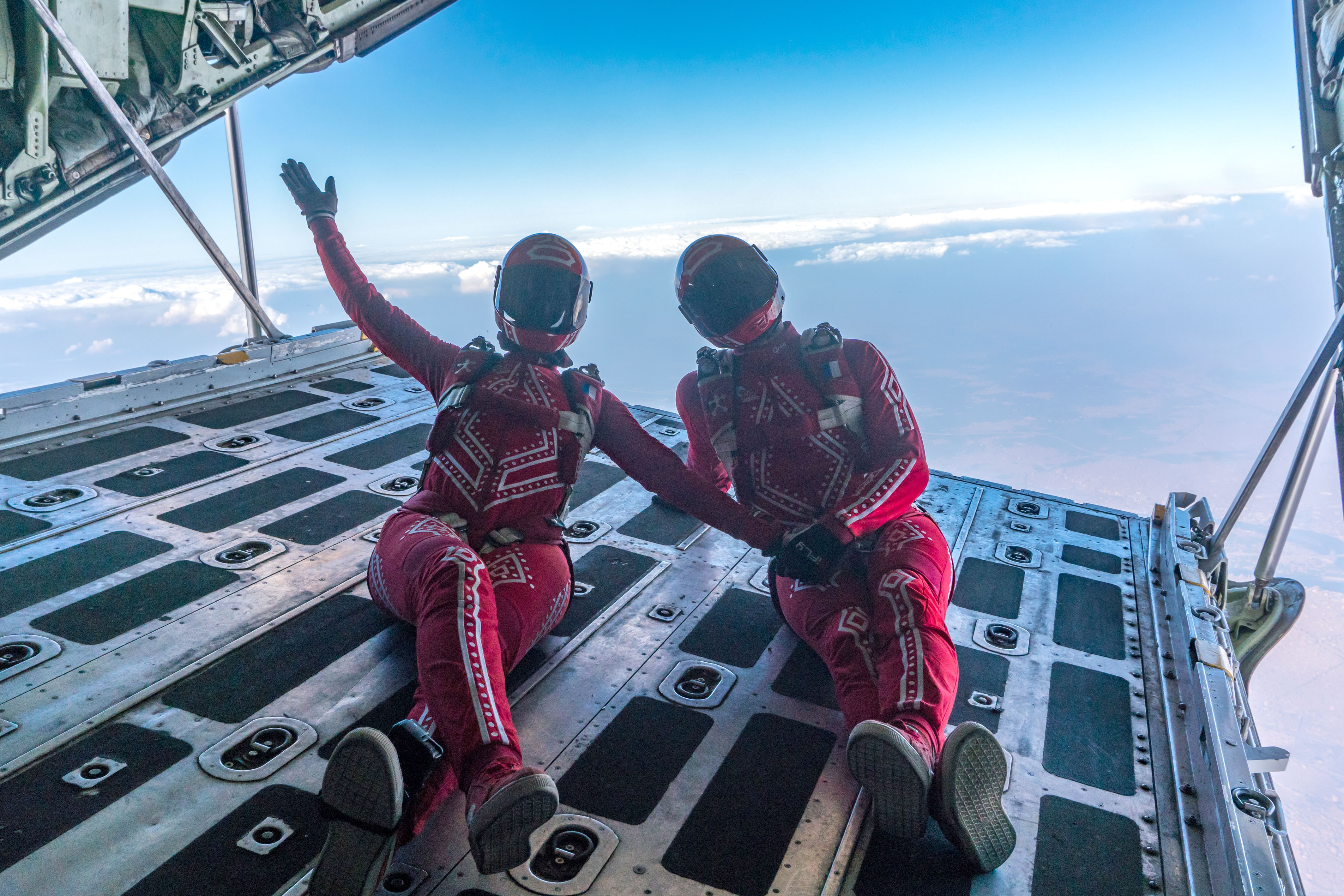 爱游戏网址-关于高空跳伞比赛中选手挑战极限无惧的信息