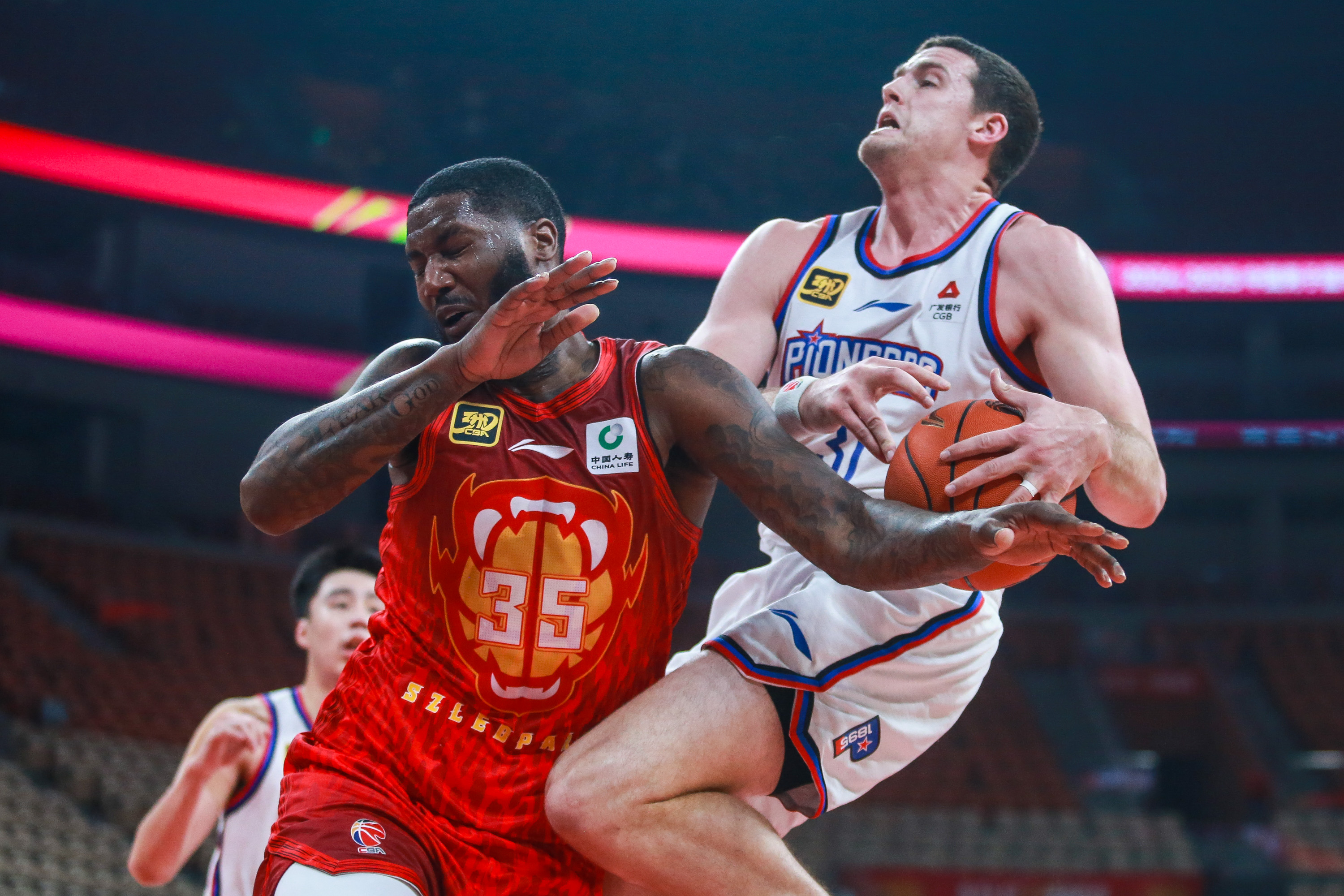 深圳队在激烈比赛中获胜，控制比赛