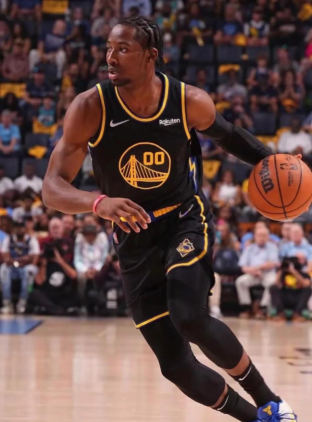 爱游戏入口-勇士正面临沉重挑战，球队未来前景存疑