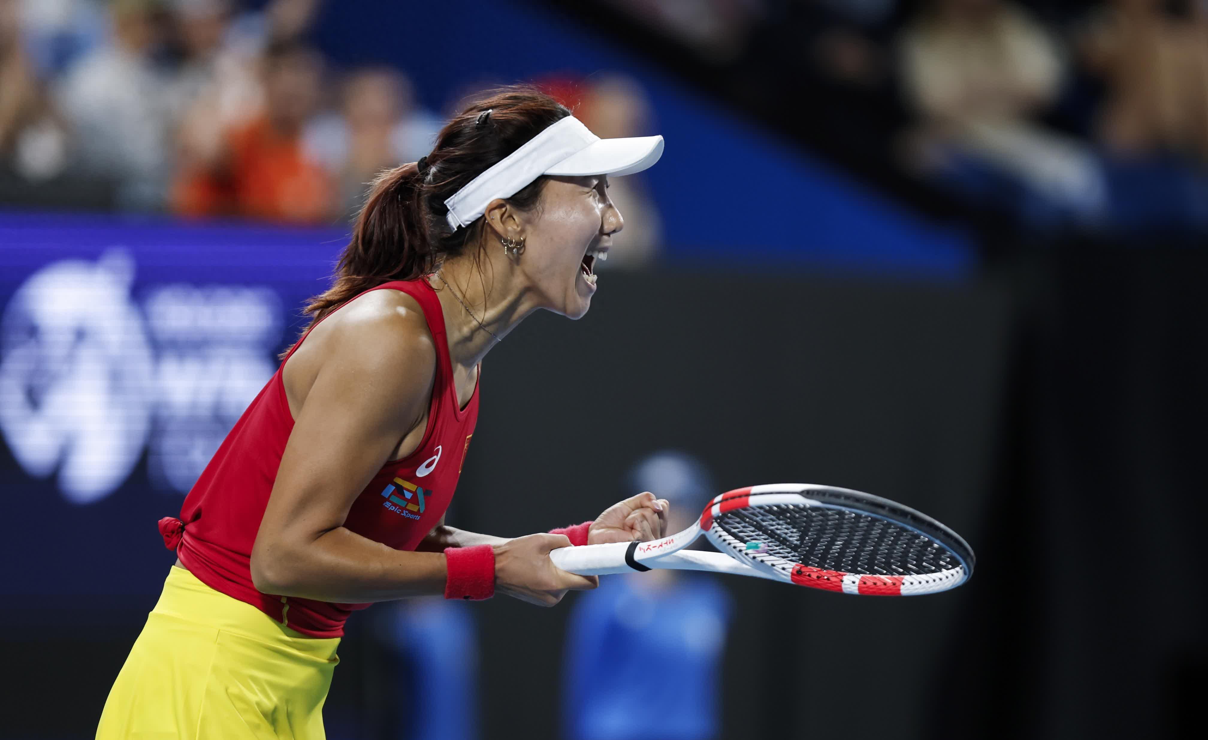 网球选手发挥稳定取得胜利